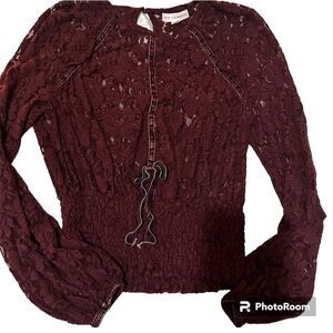 EUC Stretch top. Dillard’s. Beautiful details make this a great wardrobe piece